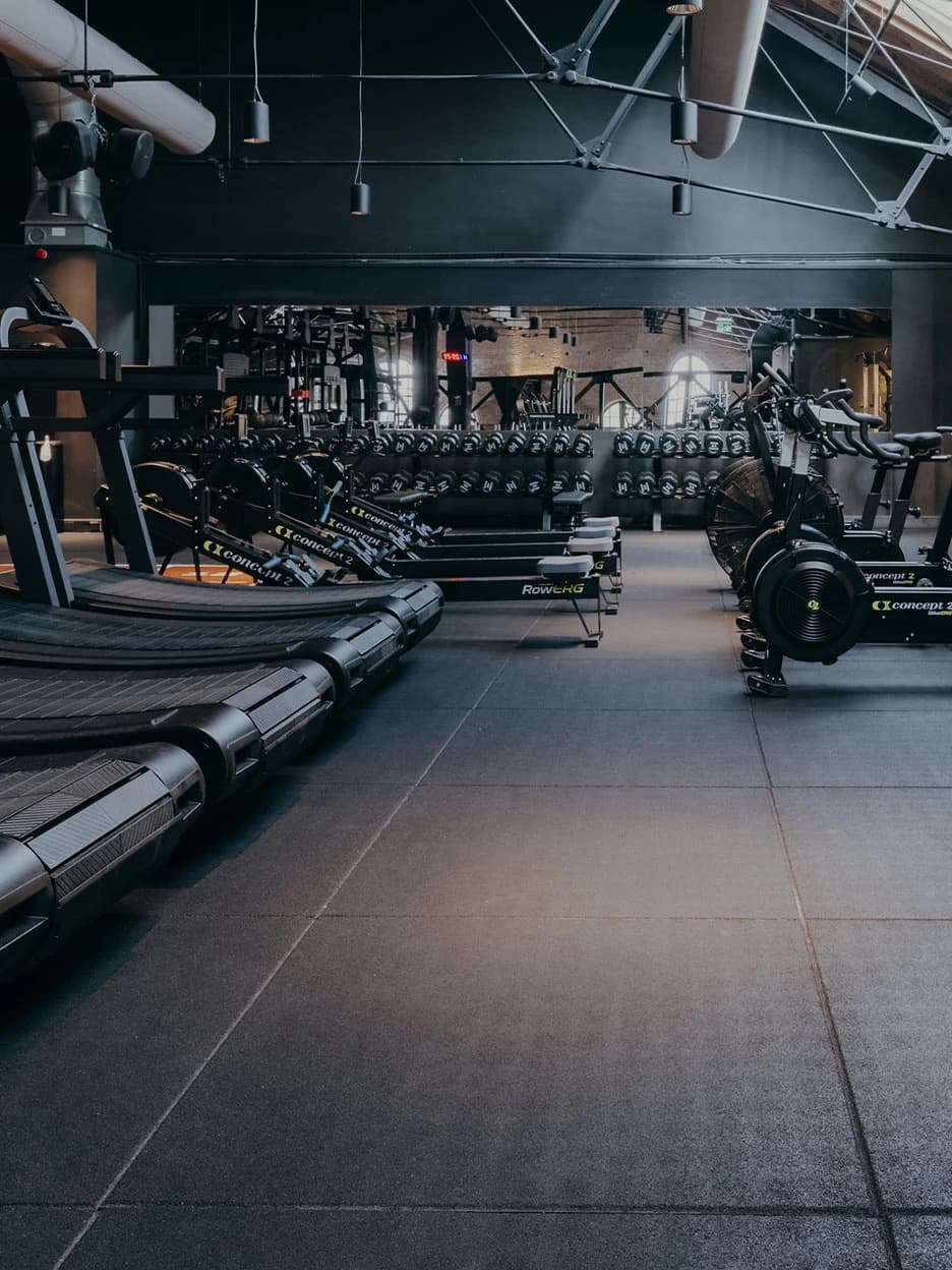 TrainMore sportscholen zijn uitgerust met nieuwste en beste fitnessapparatuur.